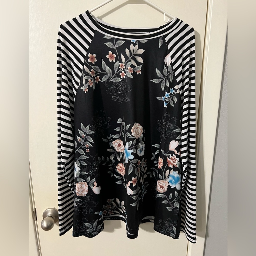 Women’s black flowery shirt
Size L